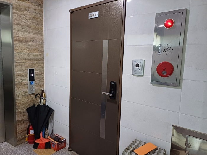 본건 기호(2) 3층 주택(301호) 현관