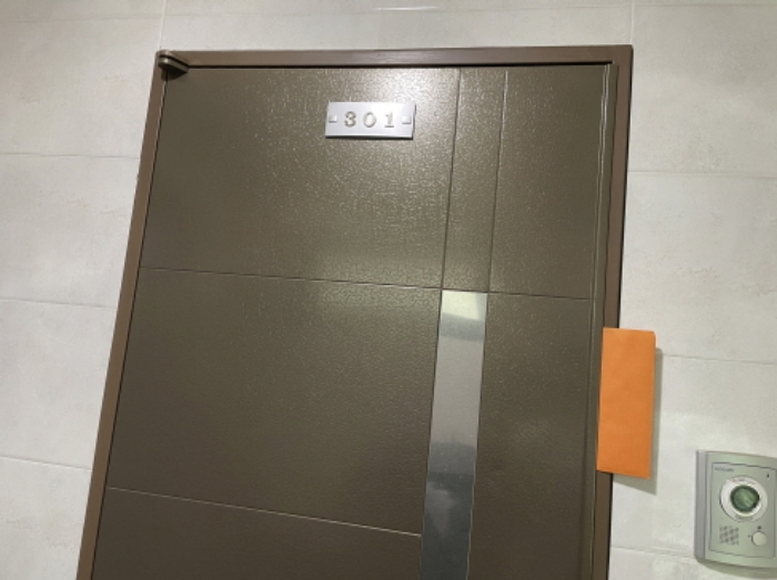 301호 출입문