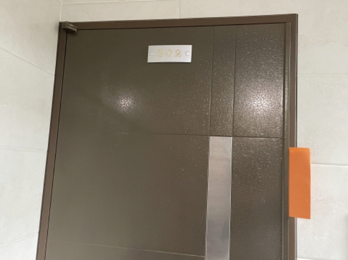 302호 출입문