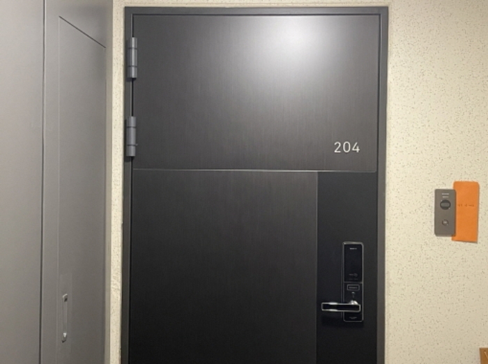 204호 출입문