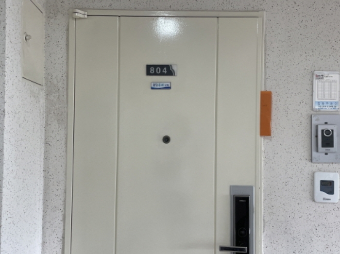 804호 출입문