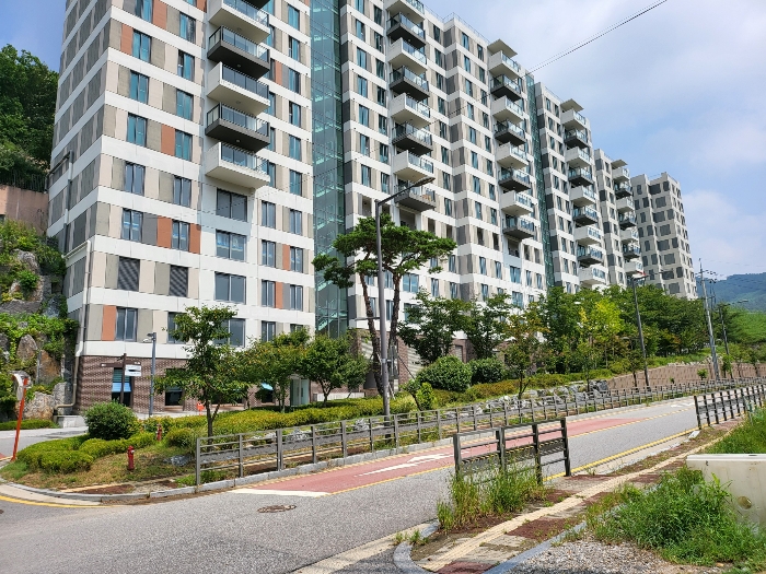 주위 환경(본건 단지 동측 촬영)