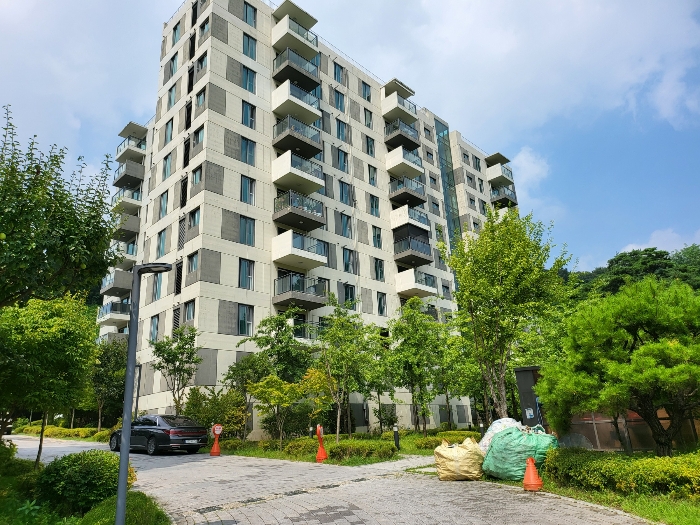 본건 406동 전경과 본건 동측면