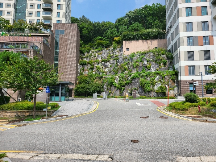 주위 환경(본건 단지 입구 촬영)