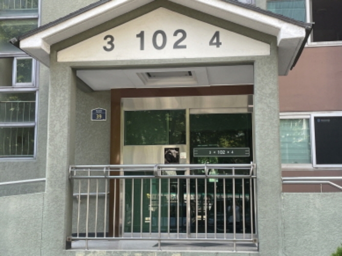 102동 출입구