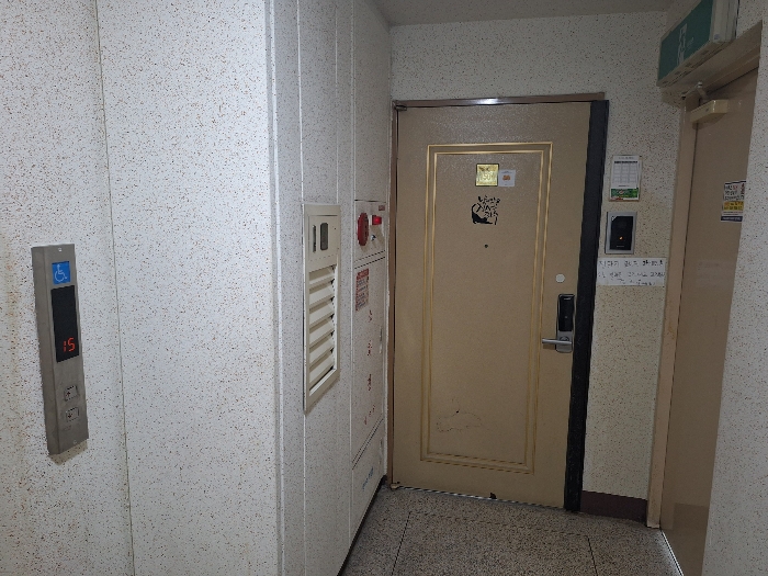 [본건 1504호 출입문]