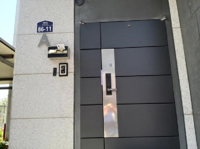 * 본건 목적물 전경(1층 현관문)