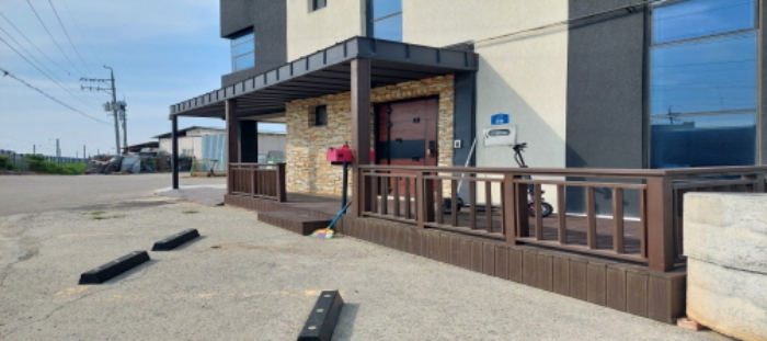 목록1,2 건물,토지 일부(1층 제시외 데크시설 등) 전경