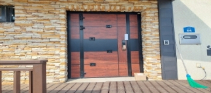 목록1 건물 1층 출입현관문 전경