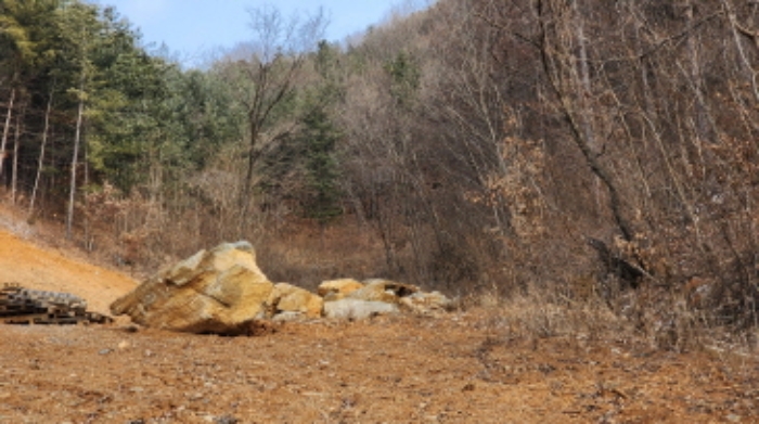 본건 4 돌 적치되어 있음