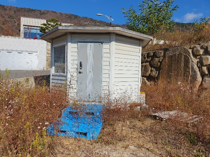 (4)토지 북측 지상의 이동식 창고