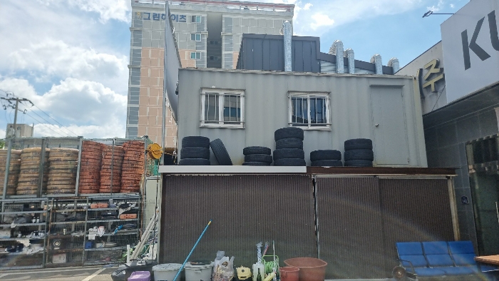 [제시외건물 및 컨테이너 전경]