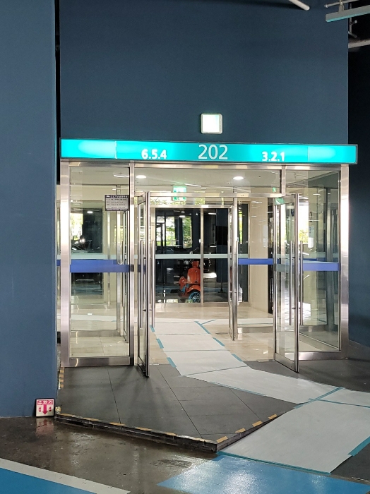 지하3층 공동 현관기