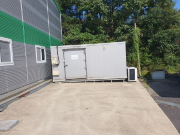 부동산표시 1,4번지상 제시외 건물(냉동창고)전경