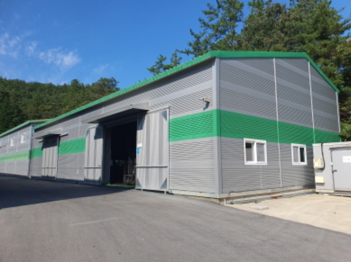 부동산표시 1,4번지상 제시외 건물(창고시설)전경