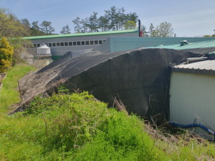 부동산표시 1번지상 제시외 건물(폐수처리장)전경