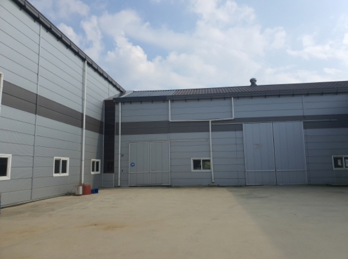 부동산표시 1번지상 제시외 건물(공장, 증축부분)전경