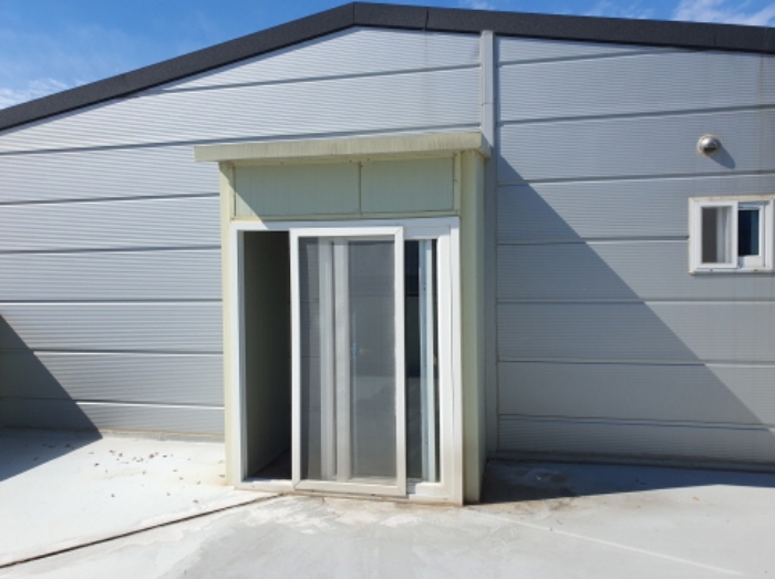 부동산표시 2번건물 2층 제시외 건물(출입문)전경