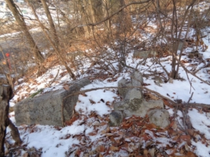 목록 부동산 지상에 석물이 널려 있는 전경