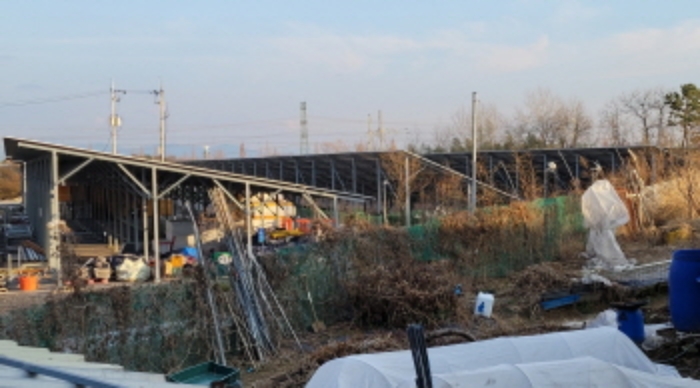 공장 앞 주차시설 및 태양광 전경