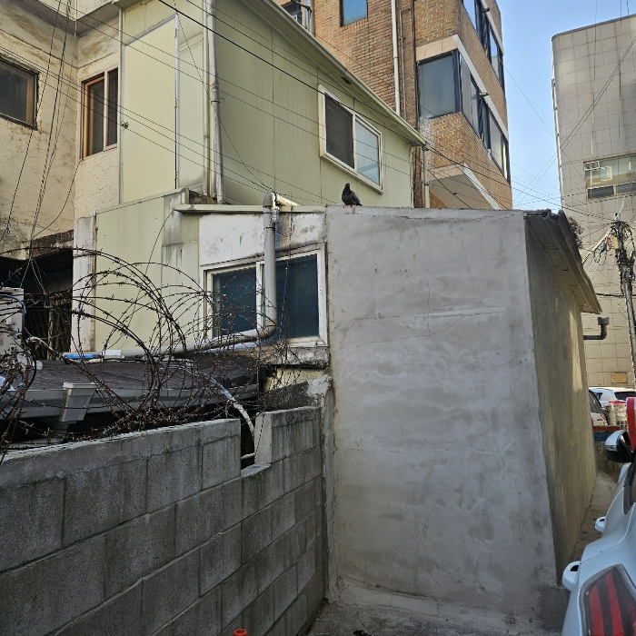 본건 제시외 건물(서측->동측)’>      </div>
<div style=