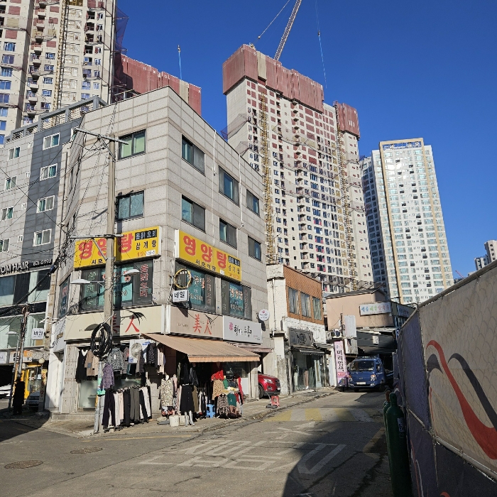 본건 주위 전경(서측->동측)’><br /><img src=