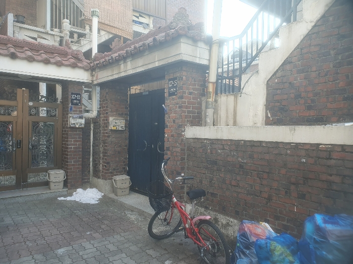 본건 출입대문(동측 세로 접면)