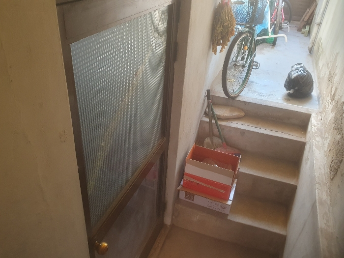 본건 지층 출입문(서측접)