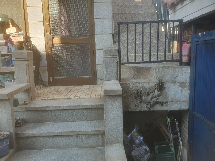 본건 1층 출입구