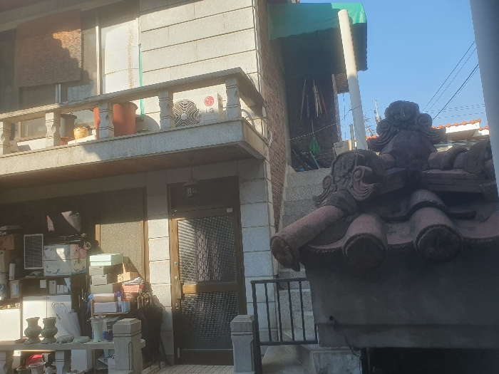 1층 출입구 우측 외부계단이 2층용임.