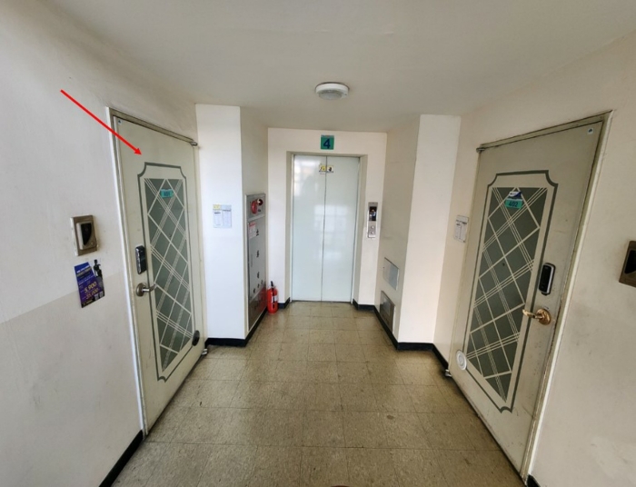 복도 및 본건 현관문 전경