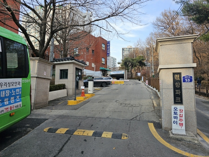 [본건 경향파크아파트 진입로 전경]