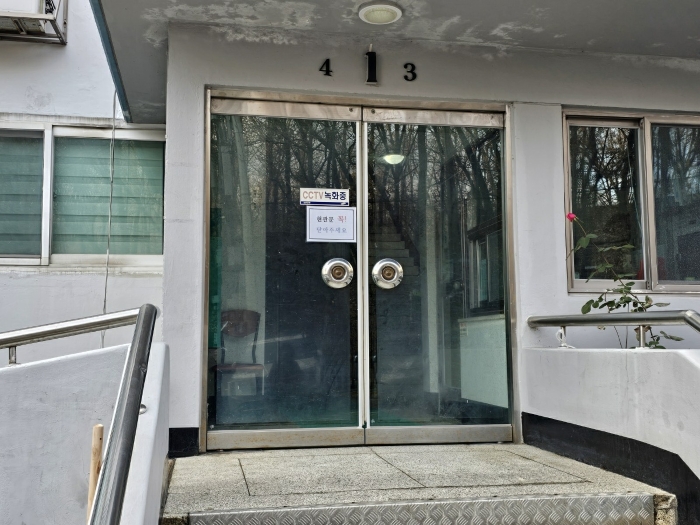 [본건 경향파크아파트 제1동 3호, 4호라인 출입문 전경]