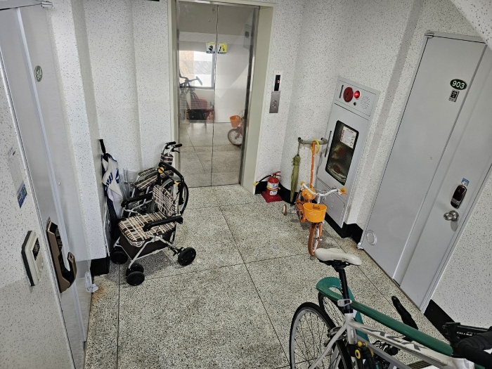 [본건 경향파크아파트 제1동 제9층 3호, 4호라인 계단실 전경]