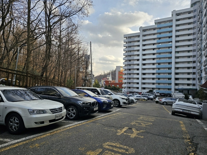 [본건 경향파크아파트 지상 주차장 전경]