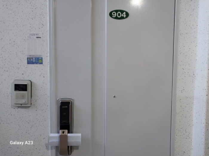 목적물의 출입문(904호)