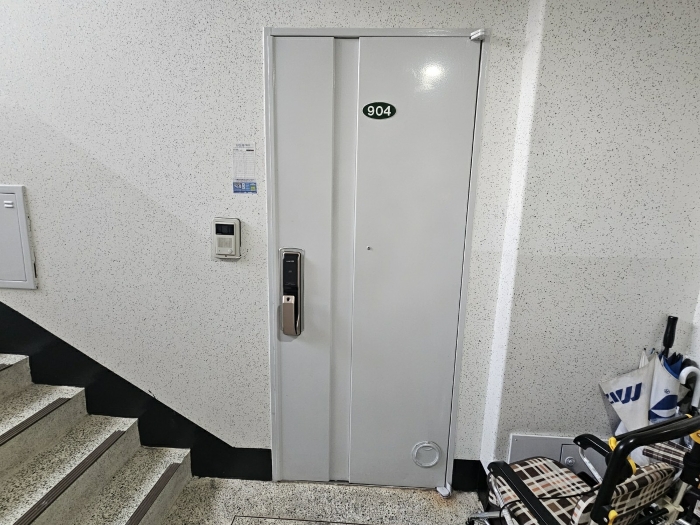 [본건 경향파크아파트 제1동 제9층 제904호 현관문 전경]