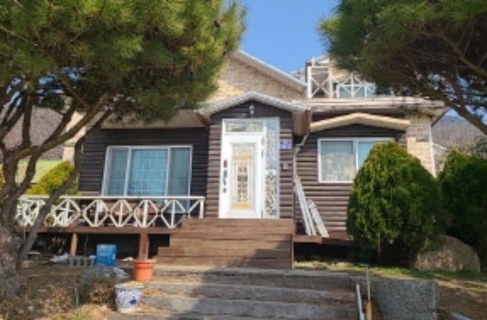 2층 단독주택과 대지(제시 외 조경수 9그루)