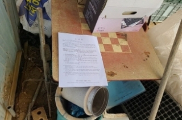 비닐하우스 2개동 폐문부재(안내문 두고 옴)