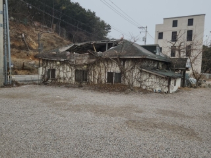 무너진 건물 지붕 등 전경