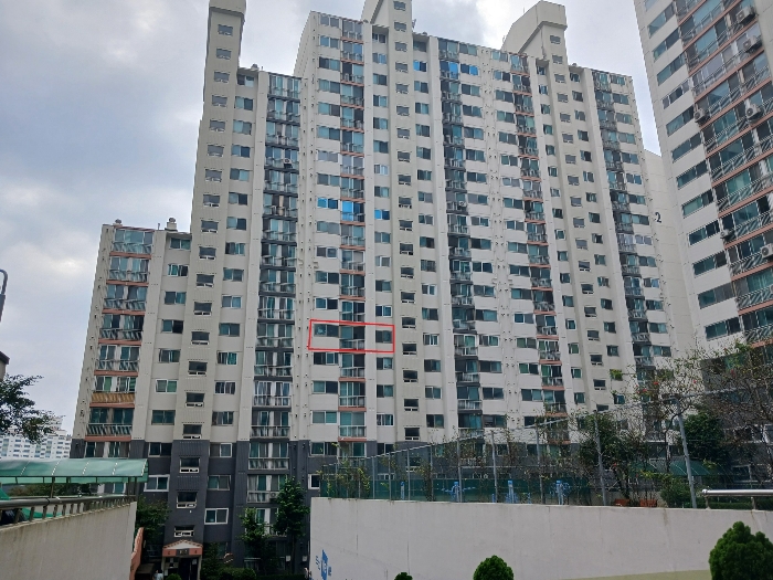 북동측에서 촬영한 본건 소재 건물