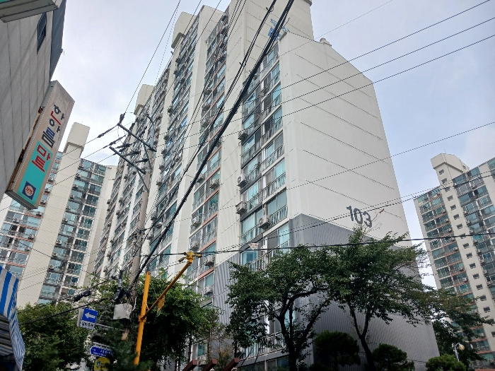 남측에서 촬영한 본건 소재 건물