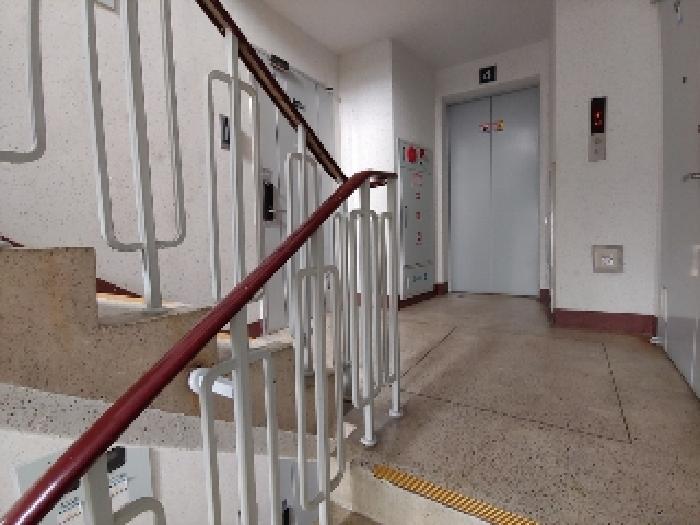 부동산 앞 복도 공간