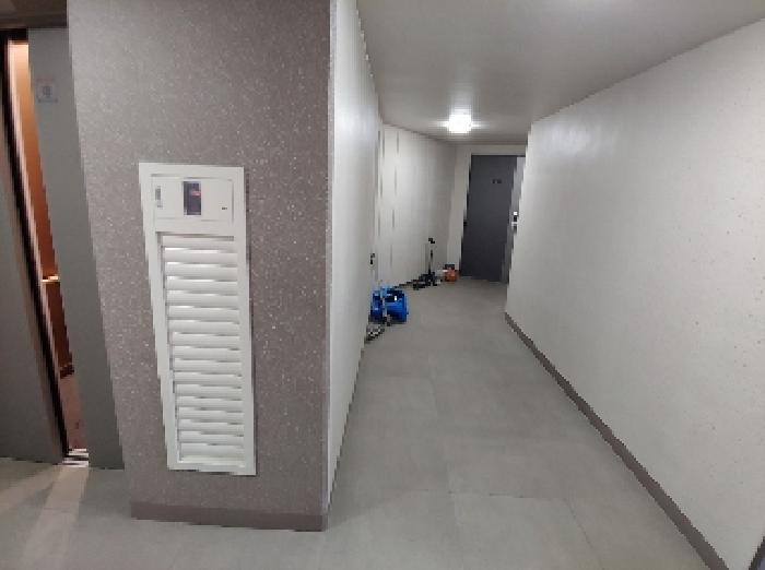 부동산 앞 복도 공간
