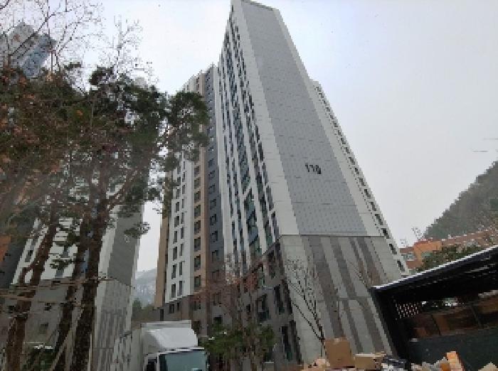 부동산 소재 건물 전체 전경