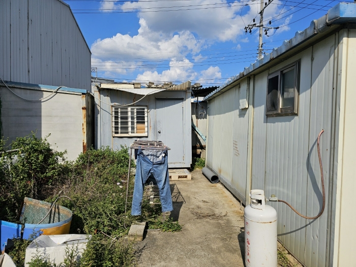 본건 지상 소재 컨테이터 등