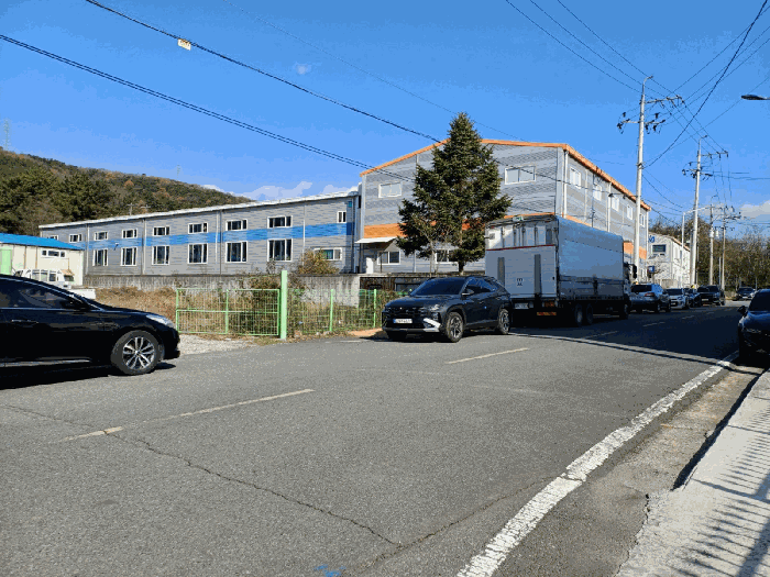 남측 인근에서 본 공장 전경