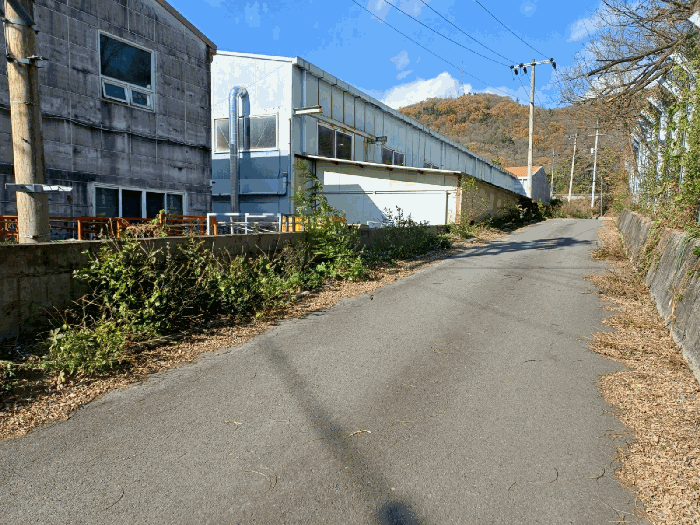 공장 북동측 도로및 건물 2-가) 및 제시외 ㄱ) 등