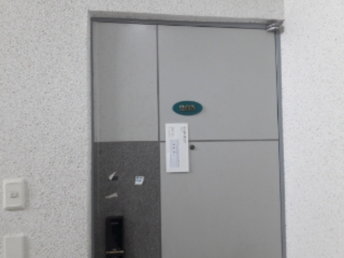 태양연립 2층 205호 출입문(안내문 부착)