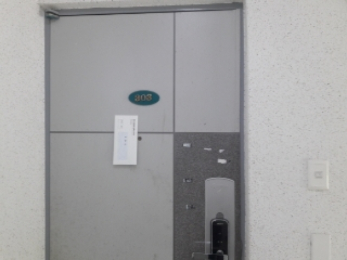태양연립 3층 303호 출입문(안내문 부착)